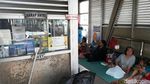 Halte TransJakarta Jadi Sasaran Tempat Mengungsi Korban Banjir