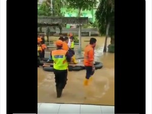 Dirut KAI Cek Banjir Naik Getek Berkursi, Ini Penjelasannya
