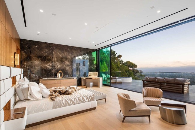Begini suasana interior kamar tidur utama yang dilengkapi pintu kaca lebar untuk menikmati panorama kota Los Angeles. Di bagian balkon bahkan dilengkapi jacuzzi pribadi. (Foto: The Agency Re)