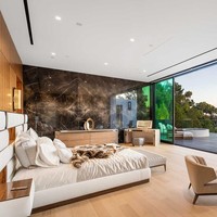 Begini suasana interior kamar tidur utama yang dilengkapi pintu kaca lebar untuk menikmati panorama kota Los Angeles. Di bagian balkon bahkan dilengkapi jacuzzi pribadi. (Foto: The Agency Re)