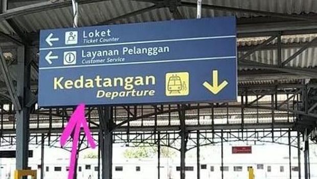 Papan petunjuk yang salah tulis di Stasiun Purwosari, Solo. 