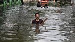 Banjir Masih Tinggi, Ojek Perahu Laris Manis di Pejagalan