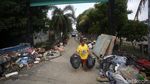 Sampah Sisa Banjir Menumpuk di Jalan Wijaya Kusuma