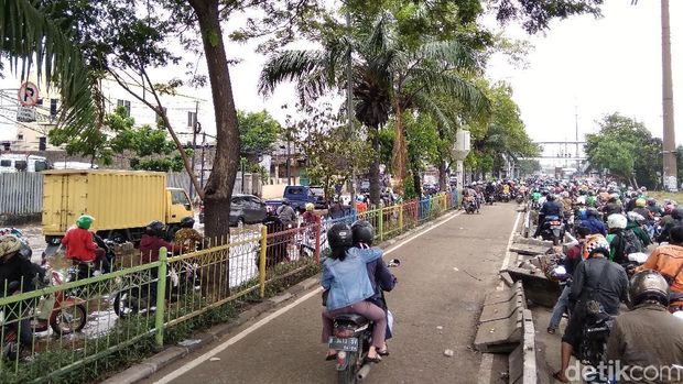 Jalan Daan Mogot Jakbar Masih Terendam Banjir, Lalin Semrawut