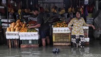 Meski banjir masih rendam kawasan pasar Teluk Gong, para pedagang tak ragu harus basah-basahan saat menjajakan dagangan mereka di pasar tersebut. Aktivitas di pasar tradisional itu pun mulai bergeliat kembali.