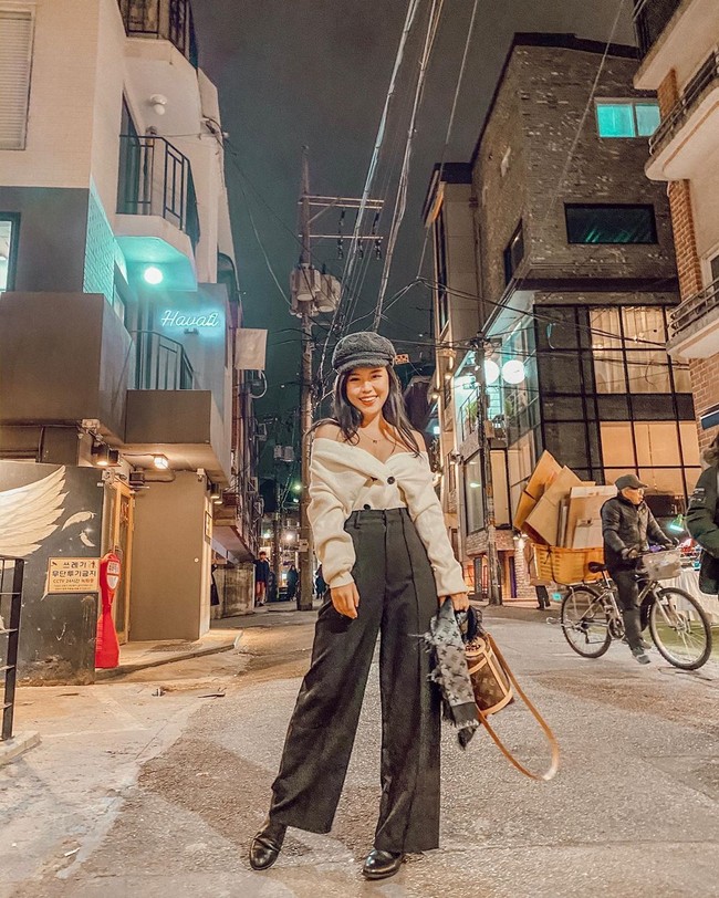 Ini gaya kece Titan saat liburan di Korea. Youtuber yang mengisi konten tentang kecantikan dan gaya hidup itu menggunakan blouse off-shoulder dengan celana highwaisted.  Foto: Instagram @titantyra