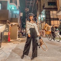 Ini gaya kece Titan saat liburan di Korea. Youtuber yang mengisi konten tentang kecantikan dan gaya hidup itu menggunakan blouse off-shoulder dengan celana highwaisted.  Foto: Instagram @titantyra