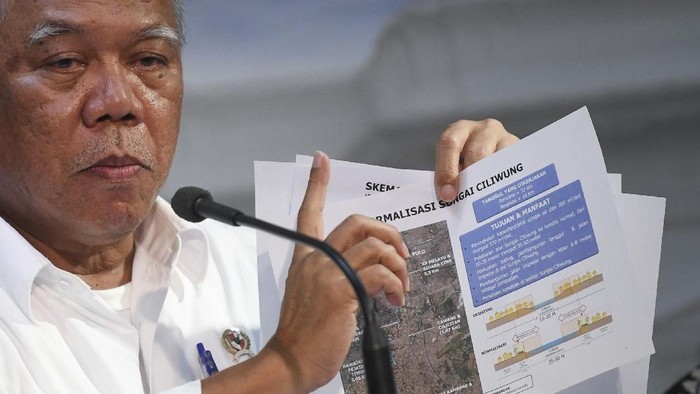 Kepala Badan Nasional Penanggulangan Bencana (BNPB) Doni Monardo (tengah) bersama (kiri ke kanan) Menteri Kesehatan Terawan Agus Putranto, Mendagri Tito Karnavian, Menteri PUPR Basuki Hadimuljono dan Menteri Sosial Juliari Batubara bersiap memberikan keterangan pers seusai rapat kabinet terbatas di Kantor Presiden, Jakarta, Jumat (3/1/2020). Rapat tersebut membahas pencegahan dan penanganan dampak banjir di Jabodetabek dan Banten. ANTARA FOTO/Wahyu Putro A/aww.