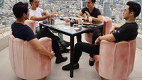 Gaya kulineran mewah itu juga diperlihatkan pada momen yang satu ini. Ia dengan teman-temanya santai menikmati hidangan di restoran rooftop dengan pemandangan dari atas. Foto: Instagram @ryochin424