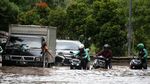 Aksi Pengendara Motor dan Mobil Terobos Banjir di Bekasi