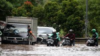 Banjir tersebut diduga terjadi akibat intensitas hujan yang cukup tinggi yang mengguyur wilayah Jabodetabek beberapa hari lalu.