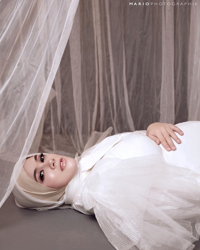 Jelang persalinan, Biby melakukan foto kehamilan untuk mengabadikan momen saat si kecil masih di dalam perut. Sesi foto maternity Biby dan Rifky dilakukan bersama dengan fotografer Mario Photographie. Foto: instagram @bibyalraen13