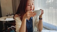 Sudah bersama BLACKPINK sejak tahun 2016, karir Jisoo semakin meroket dan menjadi penyanyi dunia. Begini penampilan Jisoo saat menikmati sarapannya. Foto: Instagram @sooyaaa__