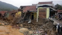 Selain di kawasan Periuk Jaya Permai, Tangerang, kawasan lain di Banten yang turut diterjang banjir adalah Kampung Lebak Gedong, Cipanas, Lebak, Banten. Kawasan itu diterjang banjir bandang hingga membuat sejumlah rumah warga rusak berat. Antara Foto/Weli Ayu Rejeki.