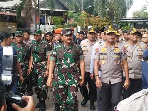 Panglima TNI Sapa Pengungsi Korban Banjir di Bendungan Hilir