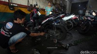 Tak sedikit pula warga yang datang ke bengkel tersebut untuk memperbaiki motornya yang mogok akibat nekat menerobos banjir.