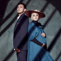 Bernuansa ala wanita bangsawan dengan topi khas bangsawan Inggris, Biby memakai dress warna hijau tosca dengan manset warna hitam dan memakai hijab warna nude dengan tambahan aksesori floppy straw hat. Sementara Rifky menyesuaikan penampilannya dengan memakai setelan jas warna biru dongker. Foto: instagram @mariophotograhie.