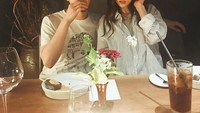 Sebelum dikabarkan berpacaran dengan Momo TWICE, Heechul juga dikabarkan dengan Taeyeon SNSD. Namun ternyata mereka hanya bersahabat. Begini kisah manis persahabatan mereka saat menyantap es kopi dan dessert di sebuah kafe. Foto: Instagram @kimheenim
