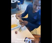 Makan Sandwich Dicelupkan ke Cokelat Panas, Pesepak Bola Kurt Zouma Dianggap Aneh