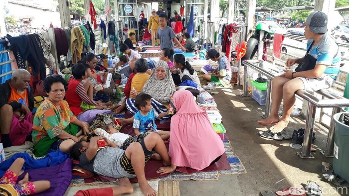 Halte TransJakarta Jembatan Baru ramai ditempati pengungsi. Lokasi itu disulap menjadi posko pengungsian bagi warga terdampak banjir di kawasan tersebut.