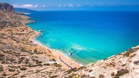 Punya nama lain Kokkini Ammos, Red Beach adalah pantai nudis andalan Yunani. Nama merah diberikan karena pasir dan tebing tinggi di sekililingnya. Terpencil, pantai ini bisa dijangkau dengan waktu 20menit dari Matala. (iStock)