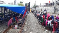 Mereka juga mmebawa sejumlah kendaraan bermotor.
