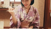 Bintang Kpop berusia 23 tahun ini, sering mengabadikan momen kulinerannya. Ini momennya saat cicip makanan khas Jepang. Foto: Istimewa
