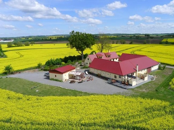 Hotel ini adalah tempat yang tepat bagi nudis pemula. Hal ini didukung oleh latar belakang negara Swedia yang terbuka dengan kaum nudis. Para tetangga dari penginapan ini tidak keberatan dengan adanya kaum nudis yang sedang liburan. (Trivago) Hotel ini adalah tempat yang tepat bagi nudis pemula. Hal ini didukung oleh latar belakang negara Swedia yang terbuka dengan kaum nudis. Para tetangga dari penginapan ini tidak keberatan dengan adanya kaum nudis yang sedang liburan. (Trivago)