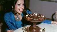 Nah, foto yang satu ini jadi bukti kalau sejak dulu Aishwarya Rai memang paling gemar ngemil cokelat. Foto: Istimewa