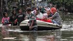 Banjir Masih Tinggi, Ojek Perahu Laris Manis di Pejagalan