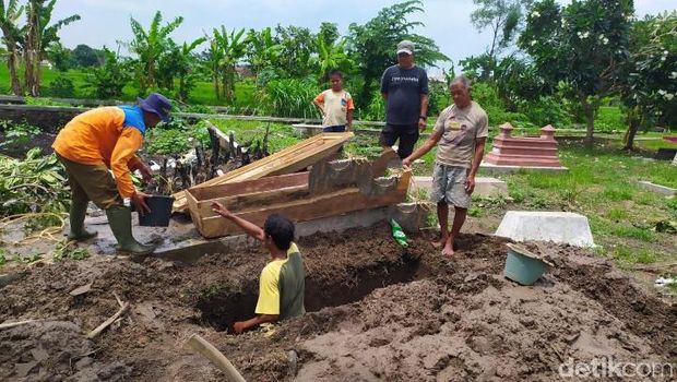 Jasad Wanita Misterius yang Hanyut di Sungai Klaten Dikuburkan