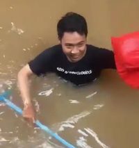 Cerita Kevin, Pria yang Viral karena Terjang Banjir untuk Antar Makanan