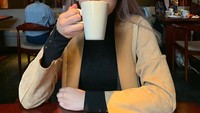 Slurp! Segelas minuman sedang dinikmati Amanda. Meski tanpa riasan wajah, Amanda tetap terlihat cantik alami.Foto: instagram @amandacaesaa