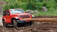 Setelah mobil dinas barunya, Jeep Wrangler Rubicon tiba, Bupati Karanganyar Juliyatmono menjajalnya ke jalur off-road. Namun sayang, mobil seharga Rp 1,98 miliar itu tak berhasil nanjak ke sisi Sungai Jlantah. (Istimewa)
