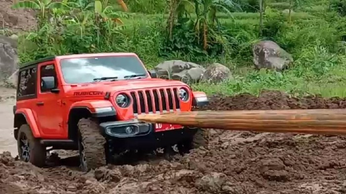 Bupati Karanganyar Juliyatmono menjajal mobil dinas barunya, Jeep Wrangler Rubicon. Namun, mobil seharga Rp 1,98 miliar itu tak berhasil nanjak ke sisi Sungai Jlantah.