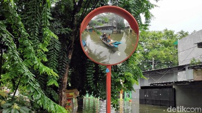 Banjir Teluk Gong Belum Surut, Warga Beraktivitas dengan Perahu