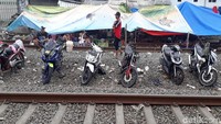 Mereka mendirikan tenda seadanya di jalur rel kereta api.