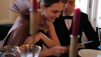 Momen yang satu ini lah yang membuat Ryochin menjadi diisukan dekat dengan artis cantik Luna Maya. Mereka berdua tampa serasi di meja makan saat menghadiri pernikahan teman mereka. Foto: Instagram @ryochin424