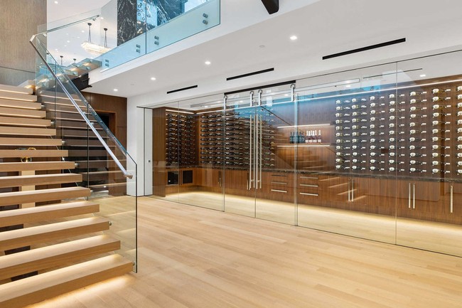 Selain kamar, terdapat pula beberapa ruang fungsional lainnya. Seperti tempat penyimpanan khusus koleksi wine ini. (Foto: The Agency Re)