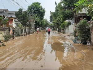 Banjir Surut, Warga Villa Jatirasa Bekasi Bersihkan Rumah dari Lumpur