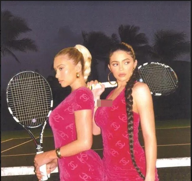 Sama-sama mengenakan dress Chanel, namun berbeda model, Kylie dan Stassie tampak seksi sambil memegang raket tenis. Foto: Instagram