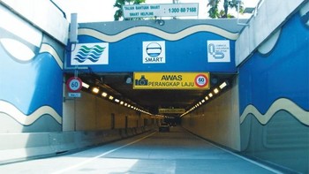 Gorong-gorong raksasa ini dibagi 3 tingkat. Paling bawah untuk air, tingkat tengah dan atas untuk jalan tol. Ini adalah jalur masuk di tingkat paling atas (Automology)