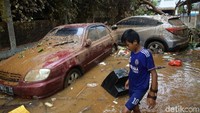 Di kawasan ini, banjir juga menerjang sejumlah mobil warga hingga terseret.