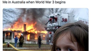 Meme favorit Disaster Girl muncul lagi. Australia lagi pusing dengan kebakaran hutan dan tidak memperhatikan World War 3 (Twitter)