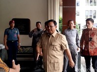 Polemik Normalisasi Ciliwung Mandek, Viral Bos KAI Naik Getek Berkursi