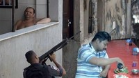 Saking santainya, Ipunk tak peduli dengan kondisi sekitar yang sedang penuh tembakan. Nasi uduk plus pecel lele sepertinya lebih menarik perhatian Ipunk. Foto: Istimewa