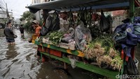 Seorang pedagang sayur keliling juga nampak mendorong gerobok gerobaknya yang penuh dengan berbagai bahan masakan untuk berjualan di area sekitar kawasan Teluk Gong.