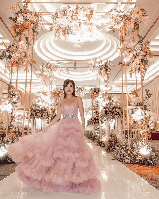 Momen Titan tampil bak princess. Penampilan anggunnya itu dalam rangka menghadiri pernikahan sahabatnya.  Foto: Instagram @titantyra