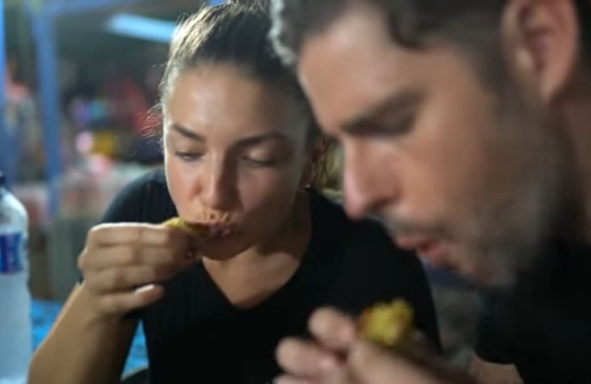 Pertama Kali Coba Martabak Manis, Bagaimana Reaksi 5 Orang Asing Ini?