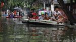 Banjir Masih Tinggi, Ojek Perahu Laris Manis di Pejagalan